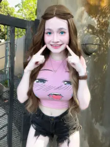 น้องแองจี้ 12 น้องแองจี้ เสื้อชมพูและกางเกงดำ