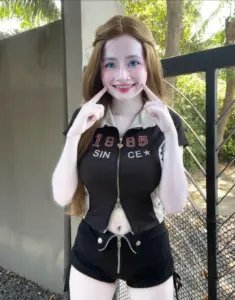 น้องแองจี้ 14 น้องแองจี้ เสื้อดำและกางเกงดำข้างรั้ว