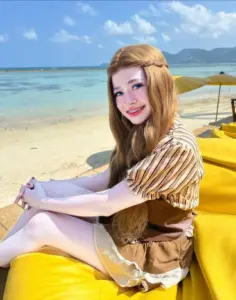 น้องแองจี้ 16 น้องแองจี้ นั่งบนเรือสีเหลืองริมทะเล