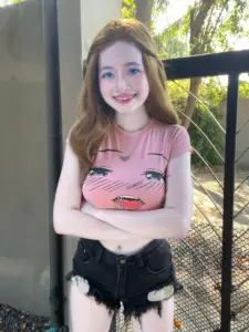 น้องแองจี้ 18 น้องแองจี้ เสื้อชมพูและกางเกงดำข้างรั้ว
