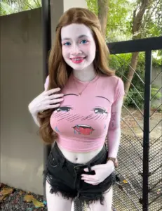 น้องแองจี้ 20 น้องแองจี้ เสื้อชมพูยืนข้างรั้ว