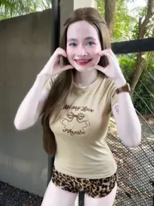 น้องแองจี้ 24 น้องแองจี้ เสื้อเขียวอ่อนข้างผนัง