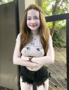 น้องแองจี้ 26 น้องแองจี้ เสื้อสีอ่อนลายและกางเกงดำ