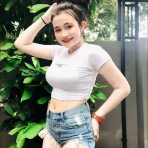 น้องแองจี้ 30 น้องแองจี้ เสื้อขาวและกางเกงยีนส์ข้างต้นไม้