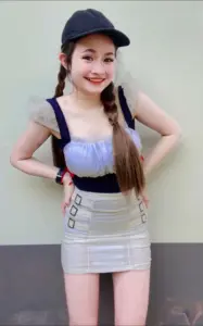 น้องแองจี้ หมวกดำและกระโปรงสีอ่อน