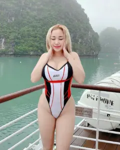 น้อง Duongcam ชุดว่ายน้ำขาวดำบนเรือ