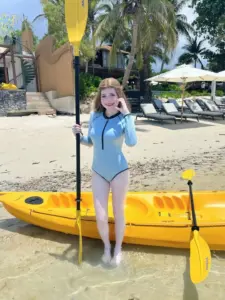 น้องแองจี้ ชุดว่ายน้ำสีฟ้าข้างเรือ