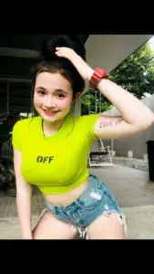 น้องแองจี้ เสื้อเขียวและยีนส์ท่ายกแขน