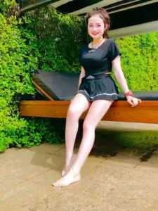 น้องแองจี้ ชุดดำบนชิงช้าไม้