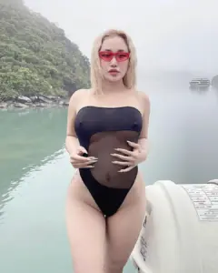 น้อง Duongcam ชุดว่ายน้ำดำและแว่นบนเรือ
