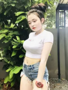 น้องแองจี้ เสื้อขาวและยีนส์ข้างพุ่มไม้