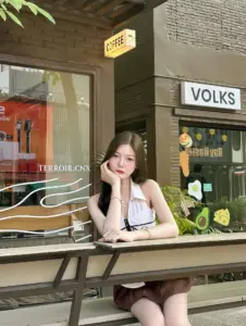 Peary Pin เสื้อคลุมขาวนั่งหน้าร้าน