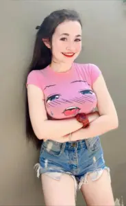 น้องแองจี้ เสื้อชมพูและยีนส์ข้างผนัง
