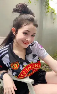 น้องแองจี้ เสื้อยืดลายนั่งบนเก้าอี้