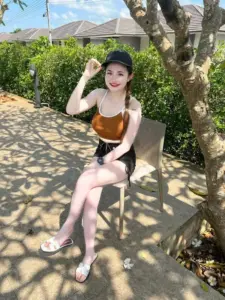 น้องแองจี้ ชุดสีน้ำตาลนั่งใต้ต้นไม้