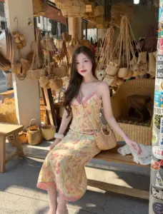 Peary Pin เดรสลายดอกนั่งในร้าน