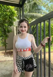 น้องแองจี้ เสื้อสีอ่อนและกางเกงดำข้างรั้ว