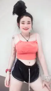 น้องแองจี้ เสื้อชมพูและกางเกงดำในห้อง